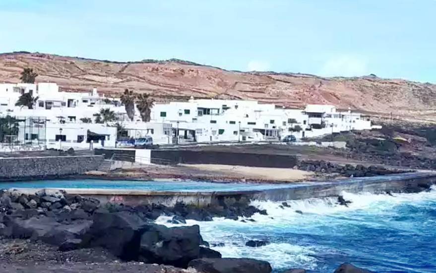 Una patera llega de madrugada a la costa de Los Cocoteros