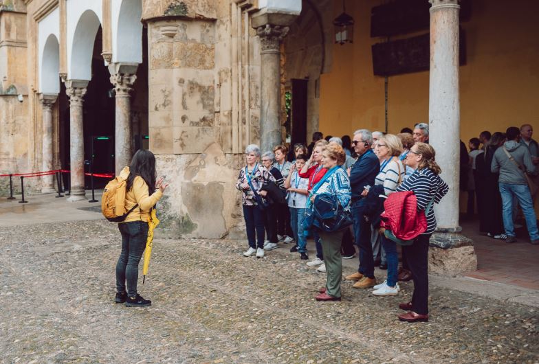 Adela Calzado guiando una visita cultural en la Mezquita-Catedral de Córdoba
