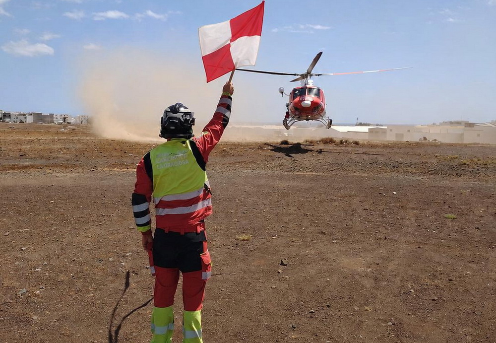 Bomberos colaboraron con el SUC en la evacuación de un bañista desde la playa de Las Conchas hasta el Hospital General de Lanzarote. Bomberos colaboraron con el SUC en la evacuación de un bañista desde la playa de Las Conchas hasta el Hospital General de Lanzarote.