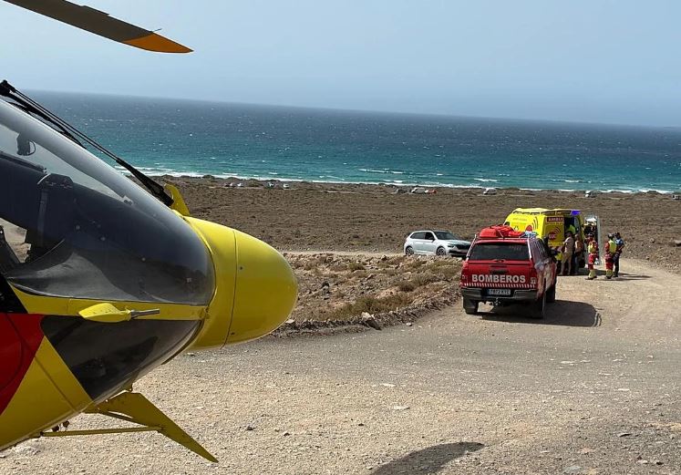 Rescate a&eacute;reo en Famara tras la ca&iacute;da de un kitesurfista