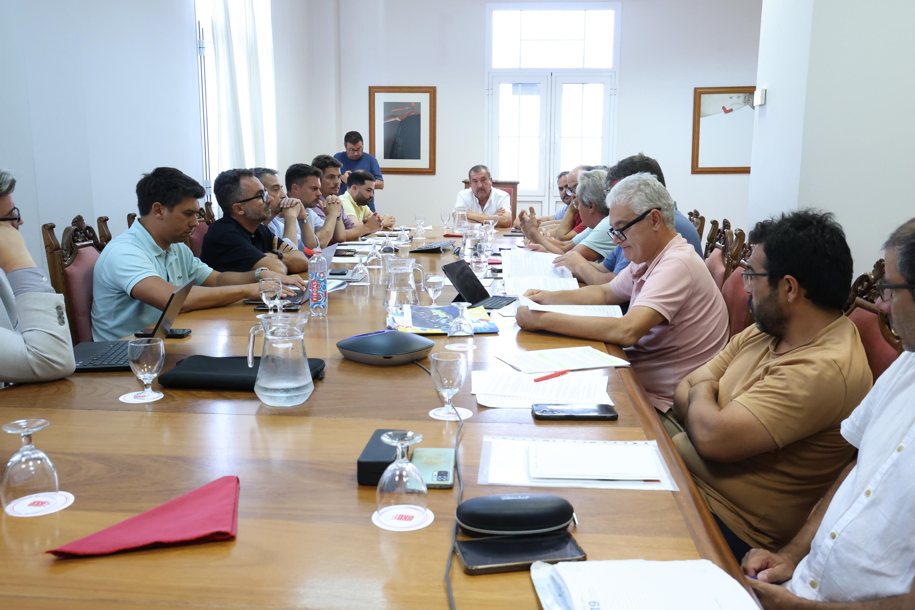 El nuevo informe reduce de 3.163 a menos de 200 hectáreas la superficie prevista, prioriza cubiertas, aparcamientos y terrenos degradados, y abre ahora el debate con los ayuntamientos El nuevo informe reduce de 3.163 a menos de 200 hectáreas la superficie prevista, prioriza cubiertas, aparcamientos y terrenos degradados, y abre ahora el debate con los ayuntamientos