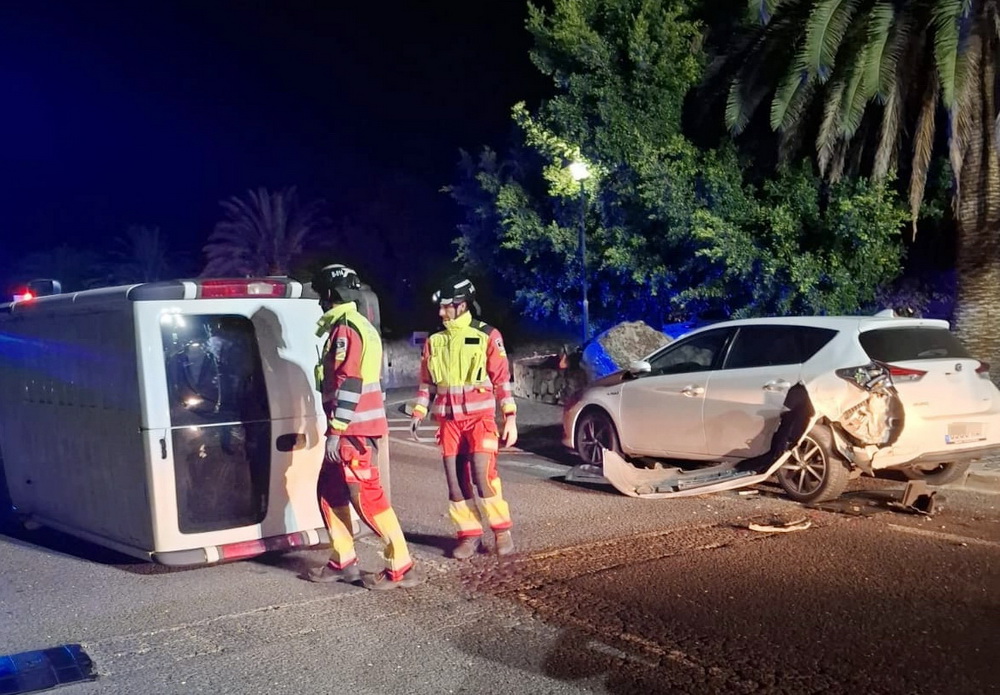 Vuelco coche calle alegranza