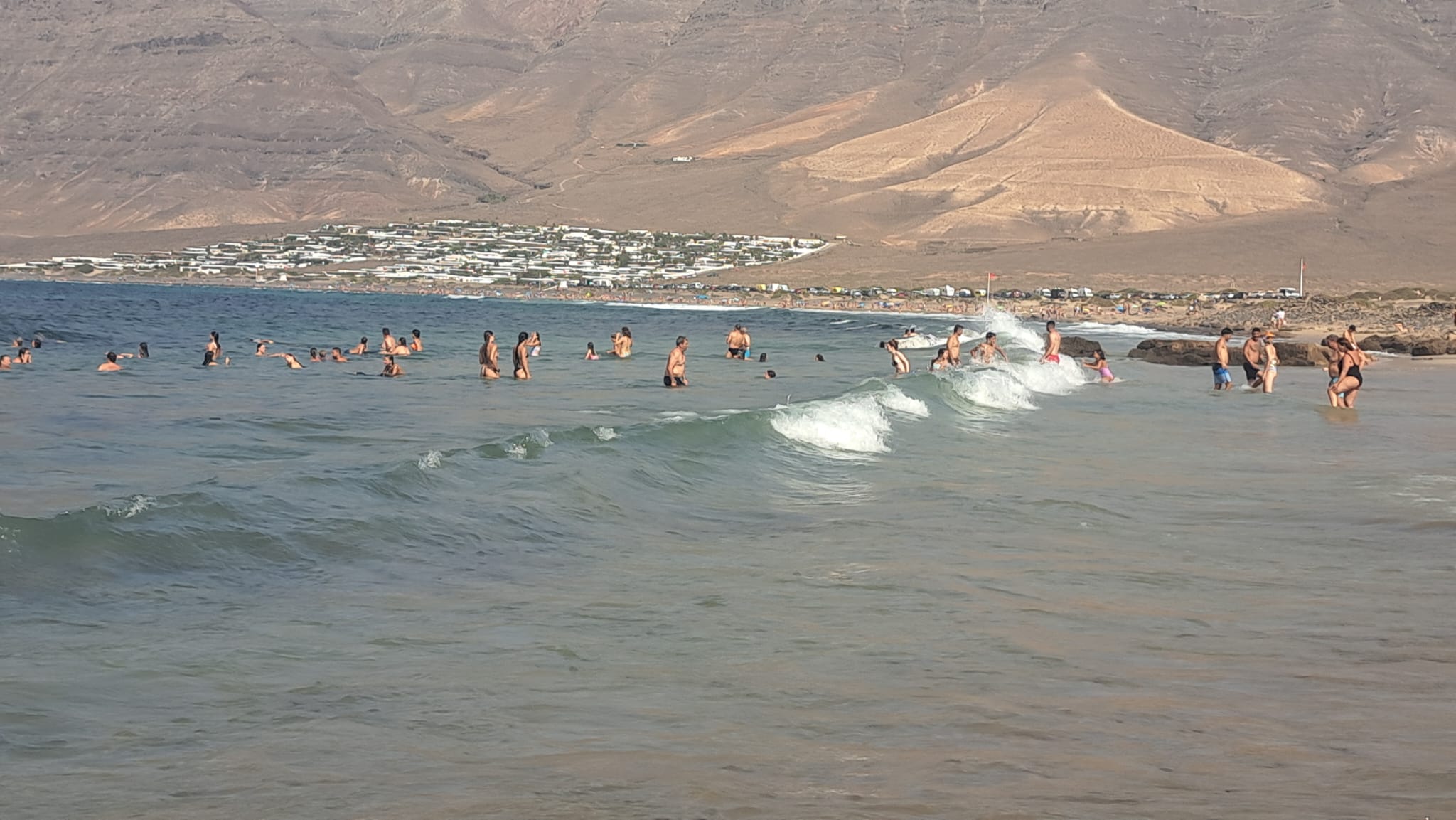 Lanzarote se ech&oacute; al mar para soportar el intenso calor de este domingo