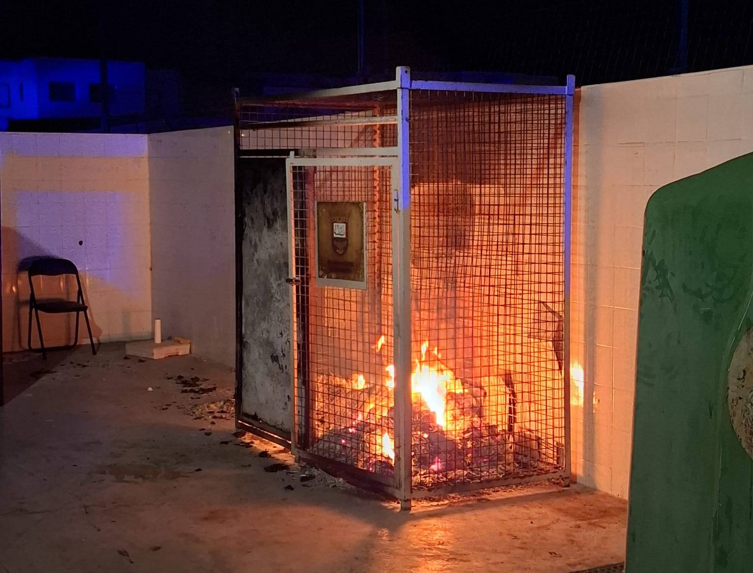 Incendian un contenedor de papel en Playa Blanca