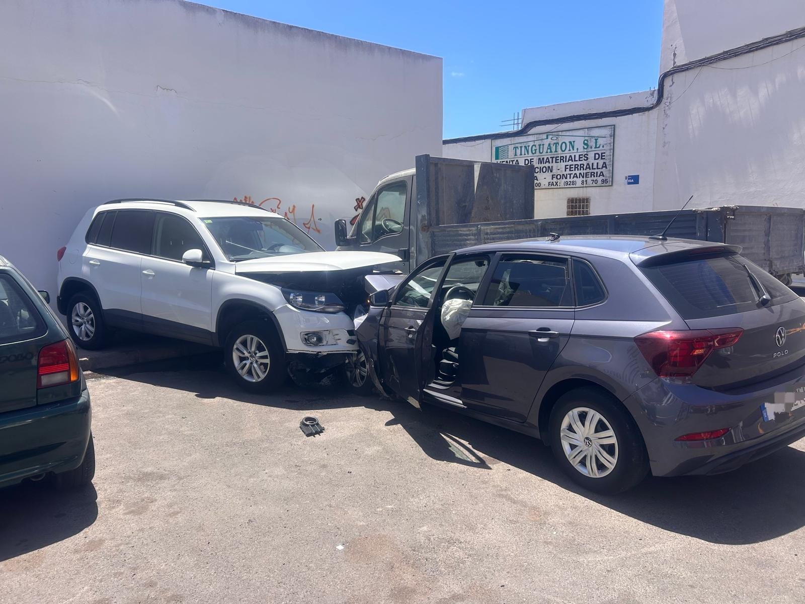 Pierden el control del veh&iacute;culo y colisionan contra otro estacionado