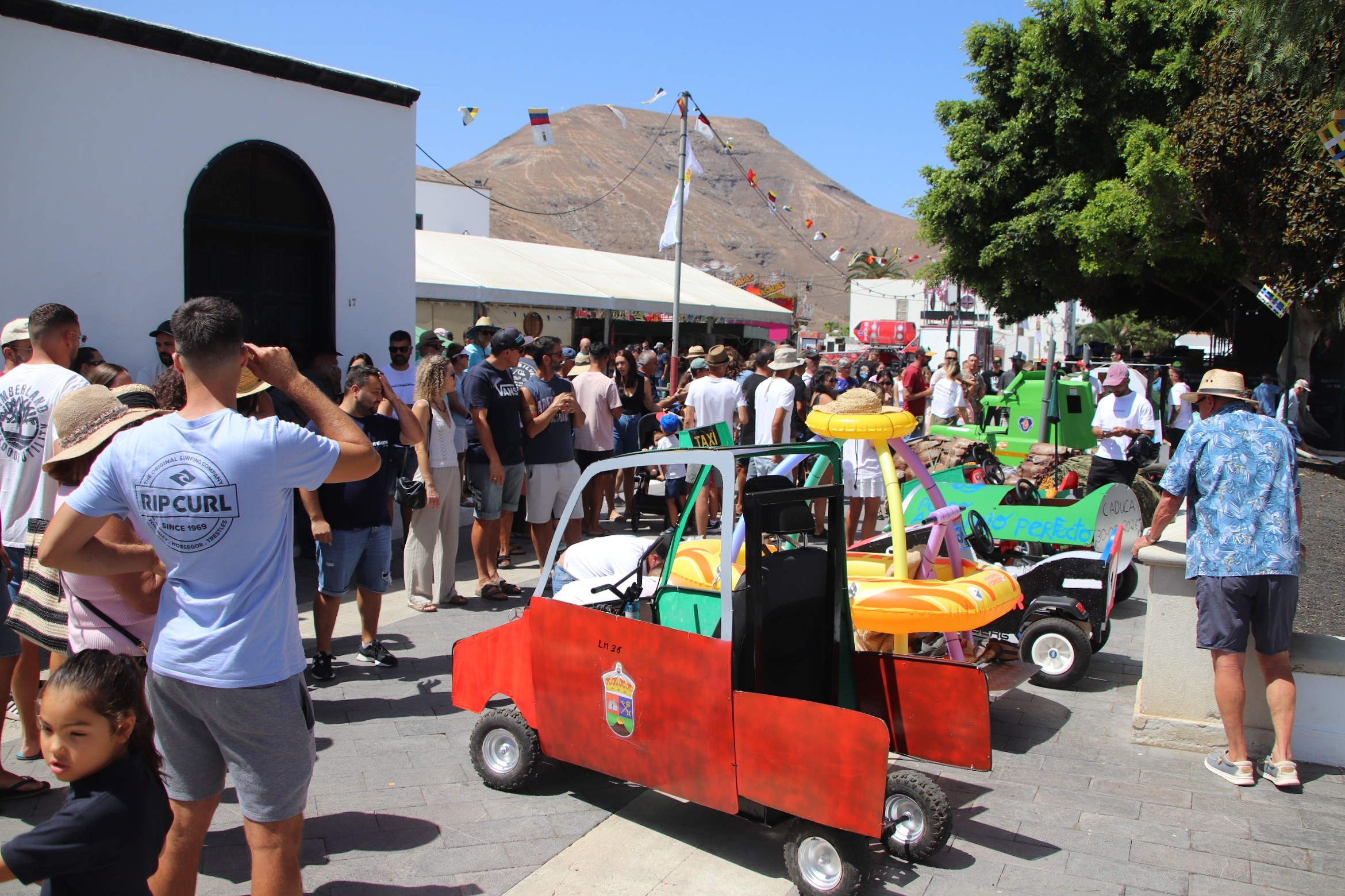 El público se divierte y aprueba el debut de la Carrera de Autos Locos, incorporada al programa festivo de Los Remedios El público se divierte y aprueba el debut de la Carrera de Autos Locos, incorporada al programa festivo de Los Remedios
