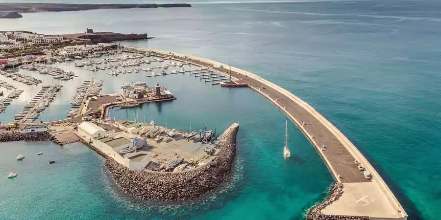 Pedro Sánchez practica buceo en sus vacaciones en Lanzarote