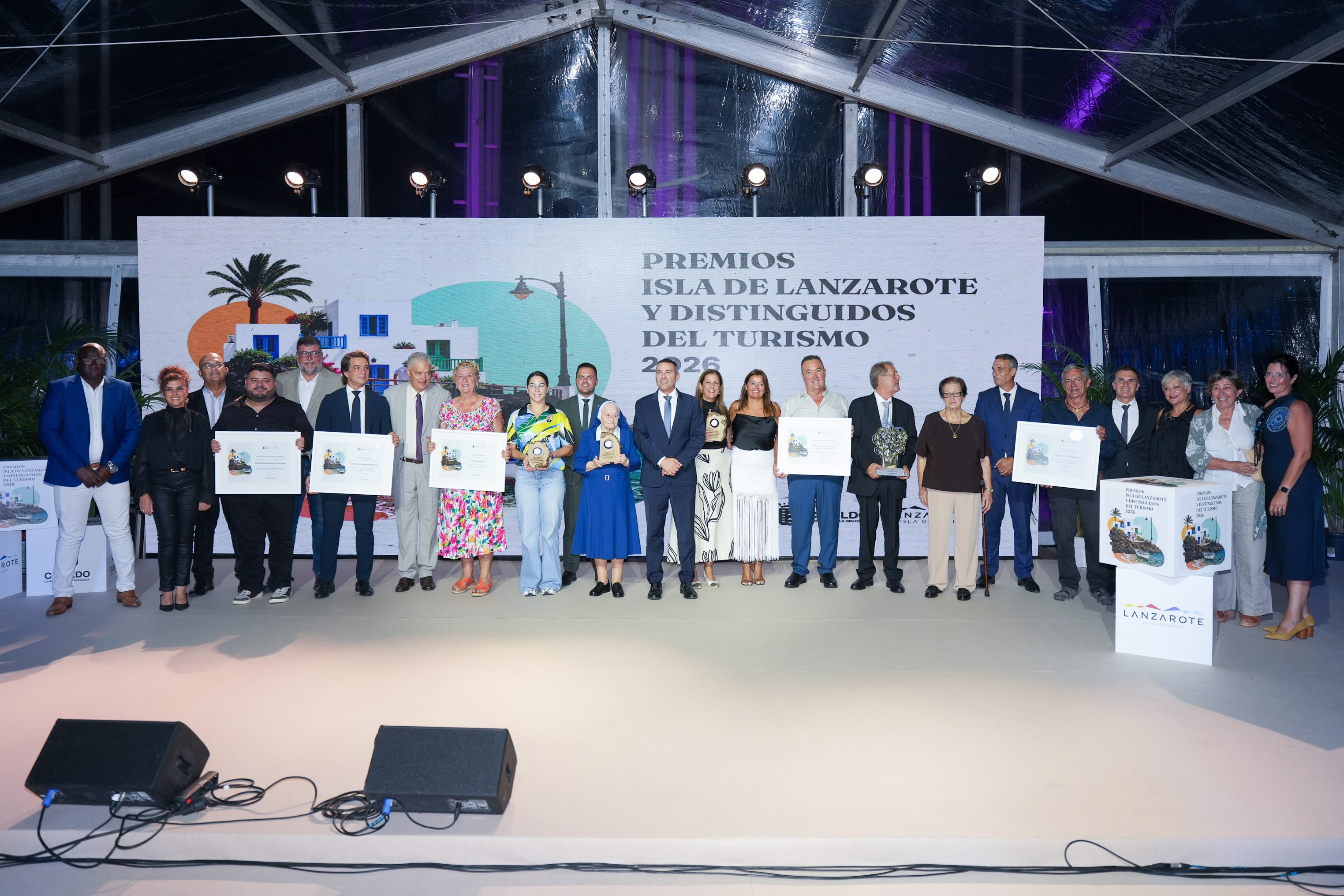 El histórico director del Grupo Fariones, Bienvenido Saavedra, recibe el Premio Isla de Lanzarote 2026 en una gala que homenajeó a los pioneros del sector El histórico director del Grupo Fariones, Bienvenido Saavedra, recibe el Premio Isla de Lanzarote 2026 en una gala que homenajeó a los pioneros del sector