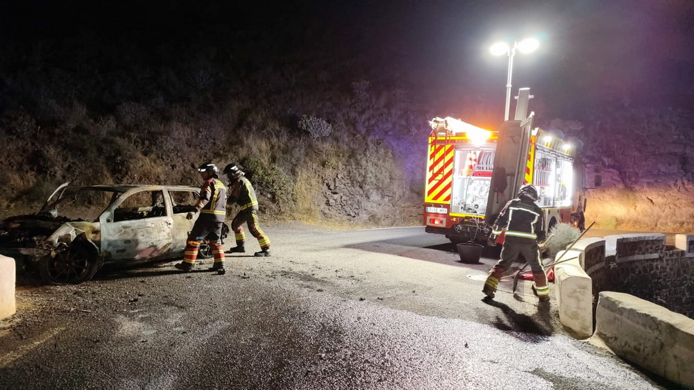 Arde un coche tras un accidente en Tabayesco