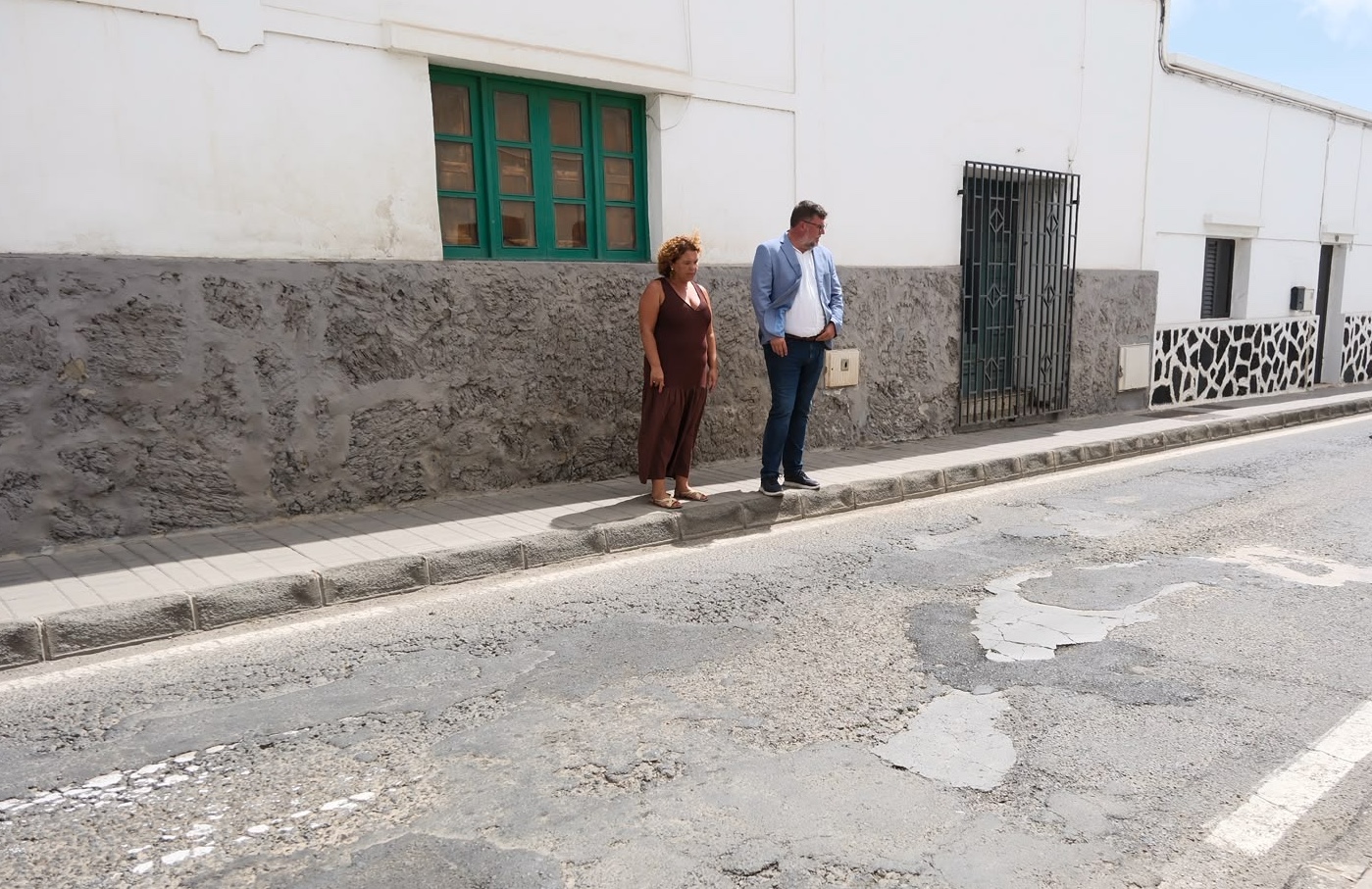 El Ayuntamiento reclama al Cabildo y al Consorcio del Agua renovar primero la red para evitar levantar después el nuevo firme El Ayuntamiento reclama al Cabildo y al Consorcio del Agua renovar primero la red para evitar levantar después el nuevo firme