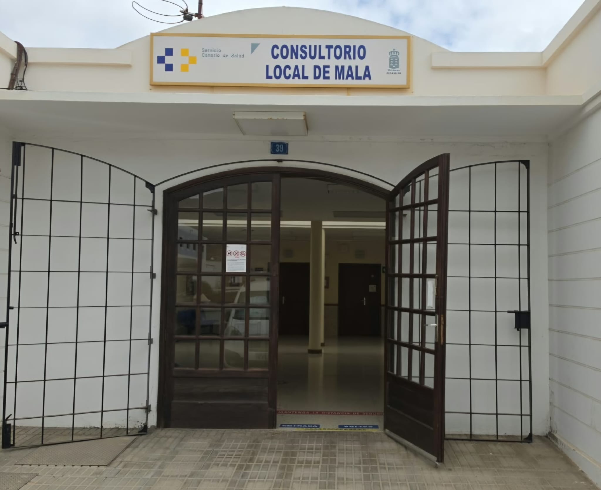 El consultorio de Mala, meses con los grifos cerrados y utilizando garrafas de agua