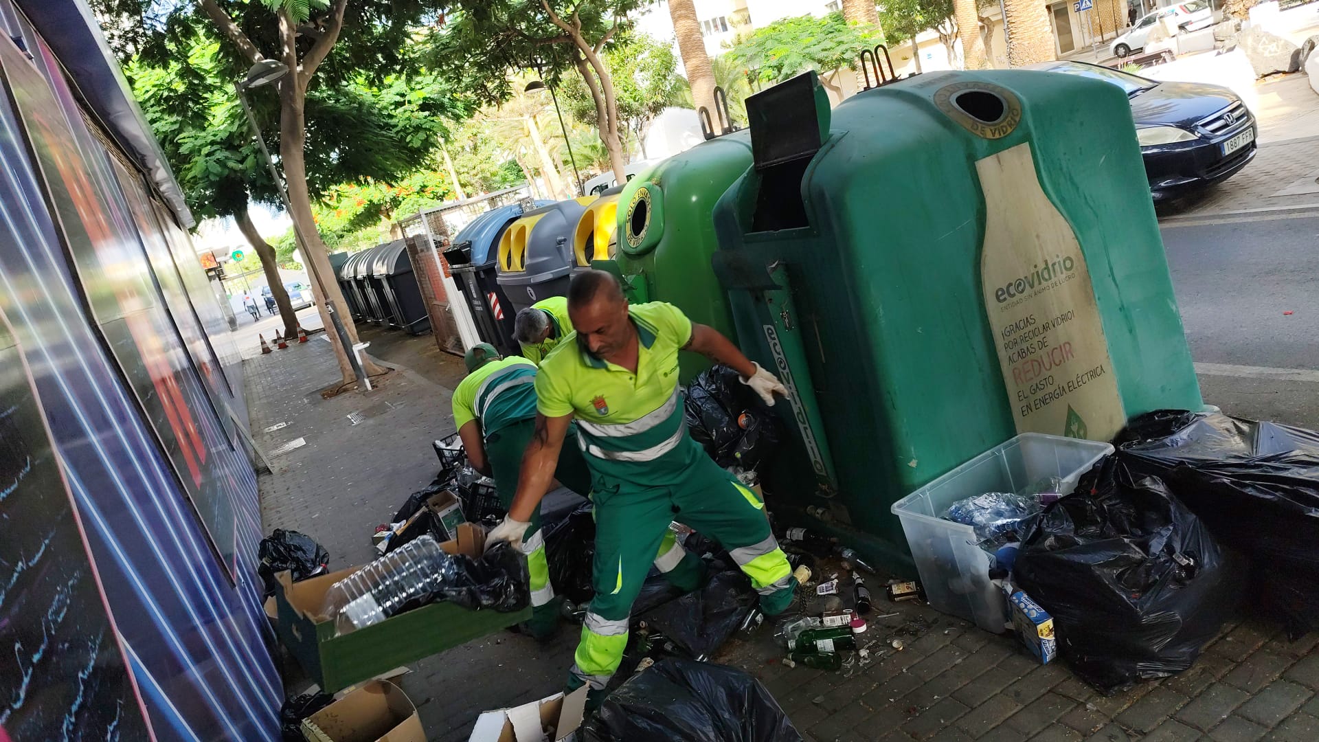Unos tickets podr&iacute;an delatar al responsable de una monta&ntilde;a de basura abandonada en Arrecife