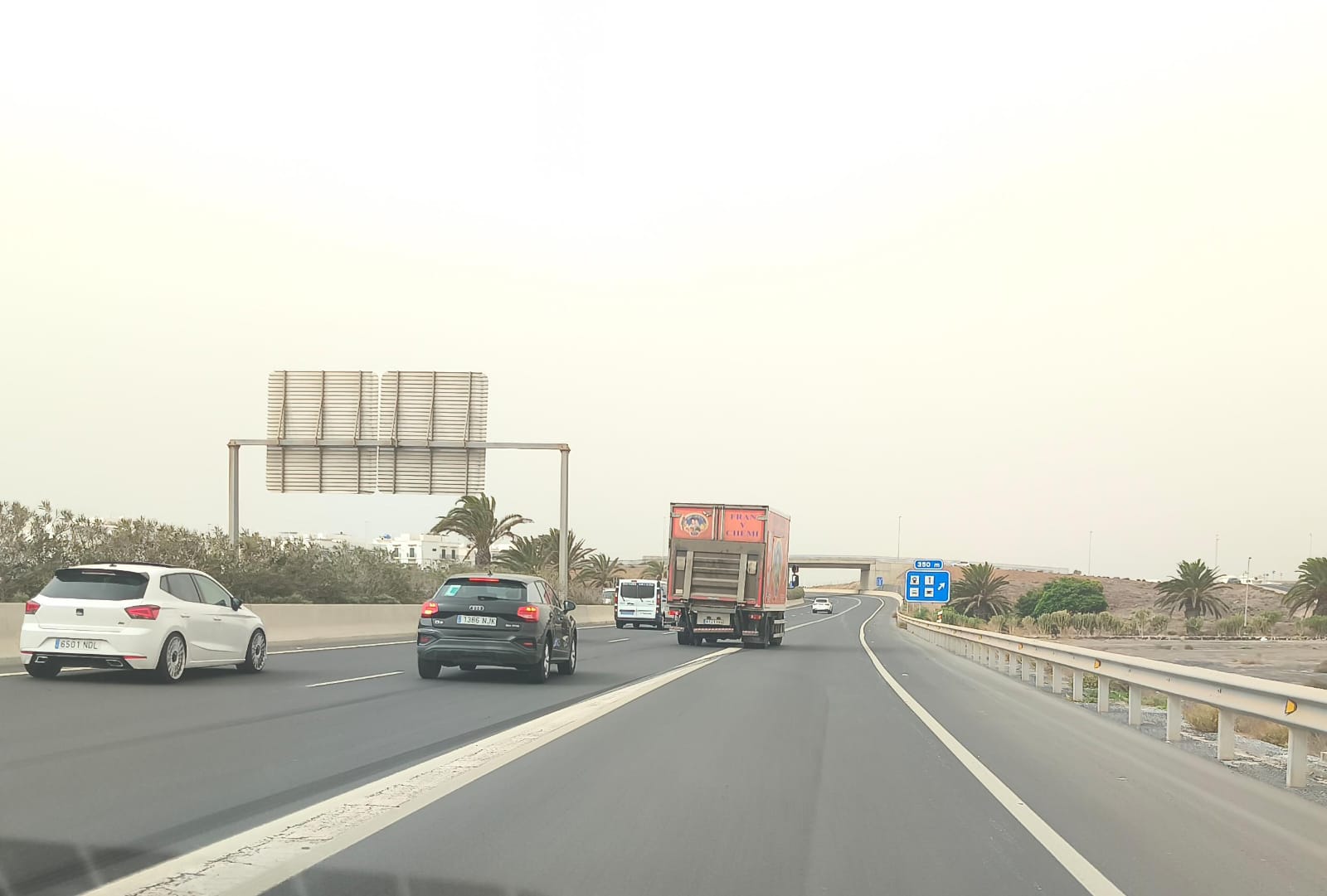 Los vehículos se ven obligados a circular con precaución por la circunvalación