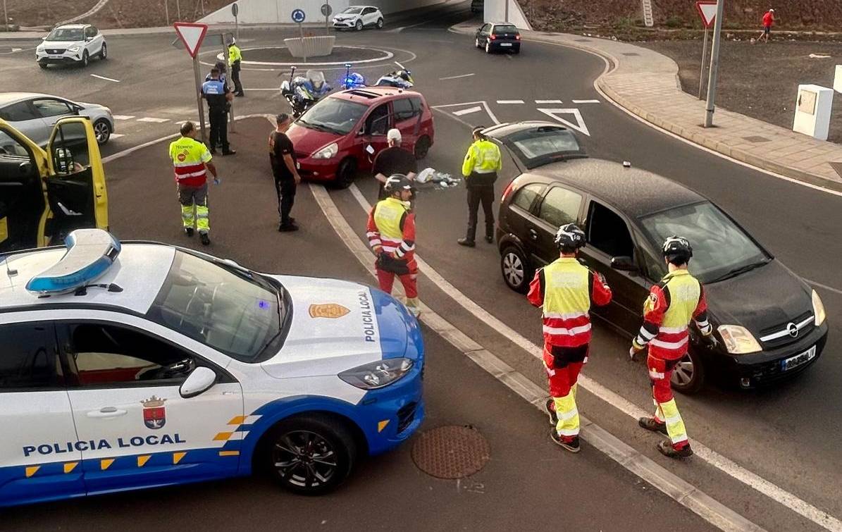 Un veh&iacute;culo vuelca tras chocar con otro turismo en Arrecife