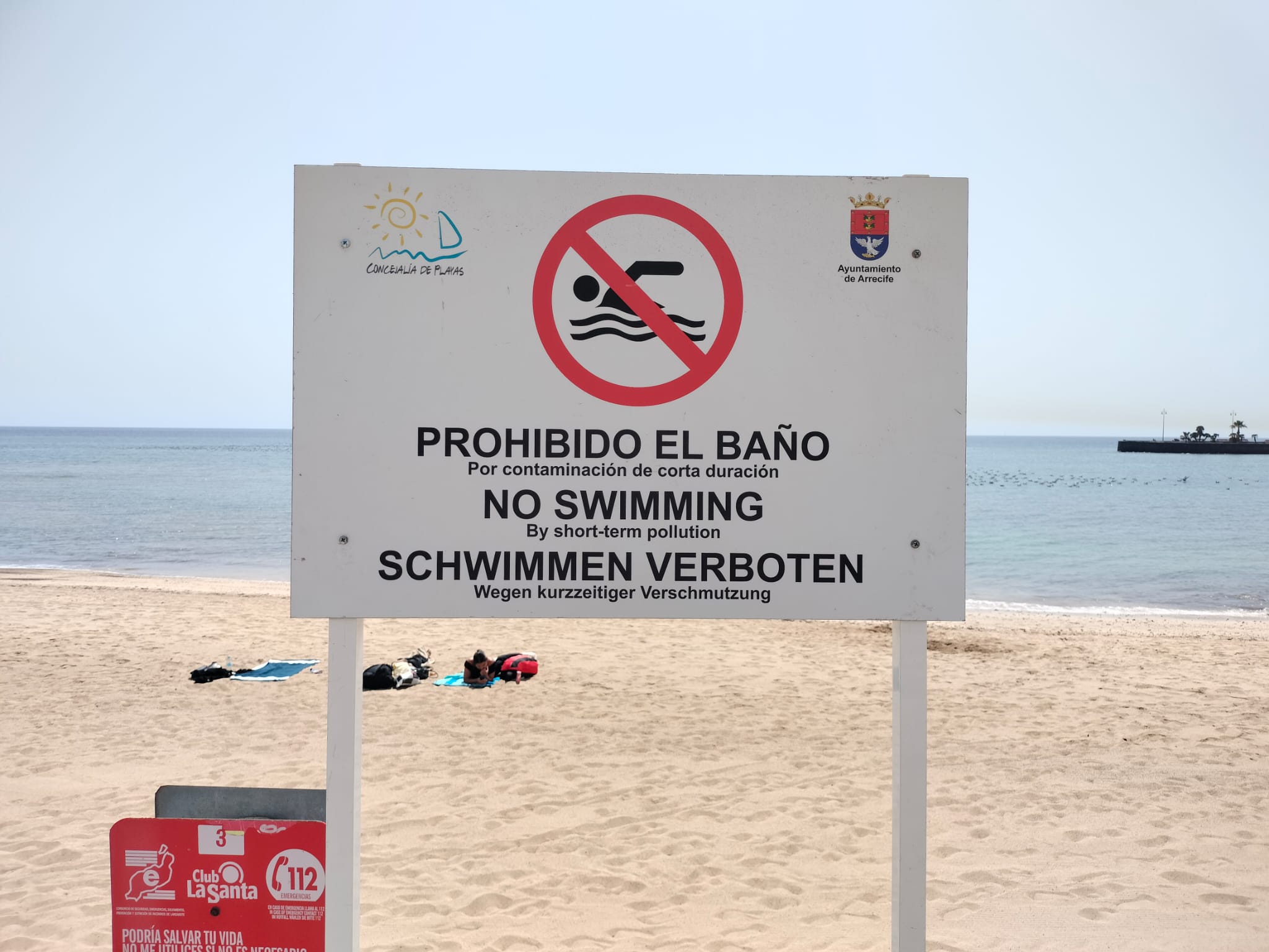 La principal playa de Arrecife vuelve a izar la bandera roja después de haber recuperado la normalidad a comienzos de agosto