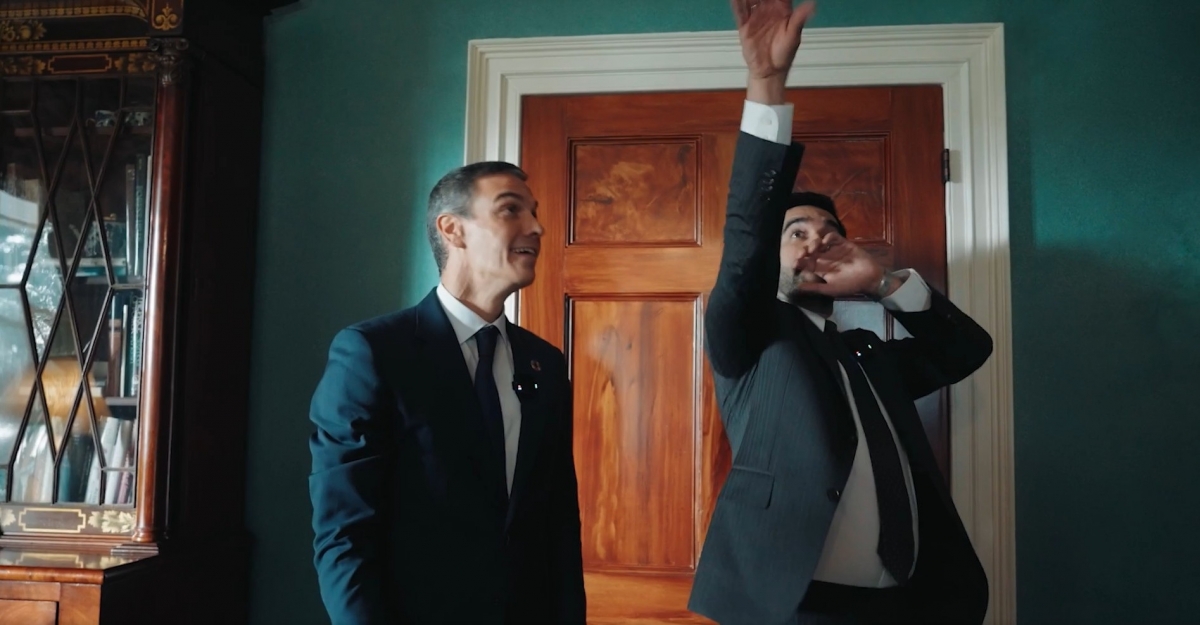 S&aacute;nchez se divierte jugando con una pelotita de papel al baloncesto