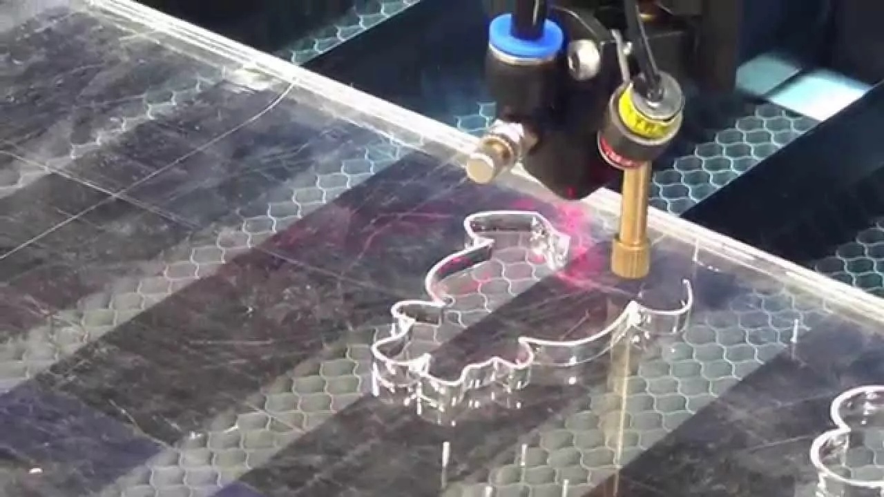 Corte láser de metacrilato: precisión industrial que transforma la fabricación a medida Corte láser de metacrilato: precisión industrial que transforma la fabricación a medida