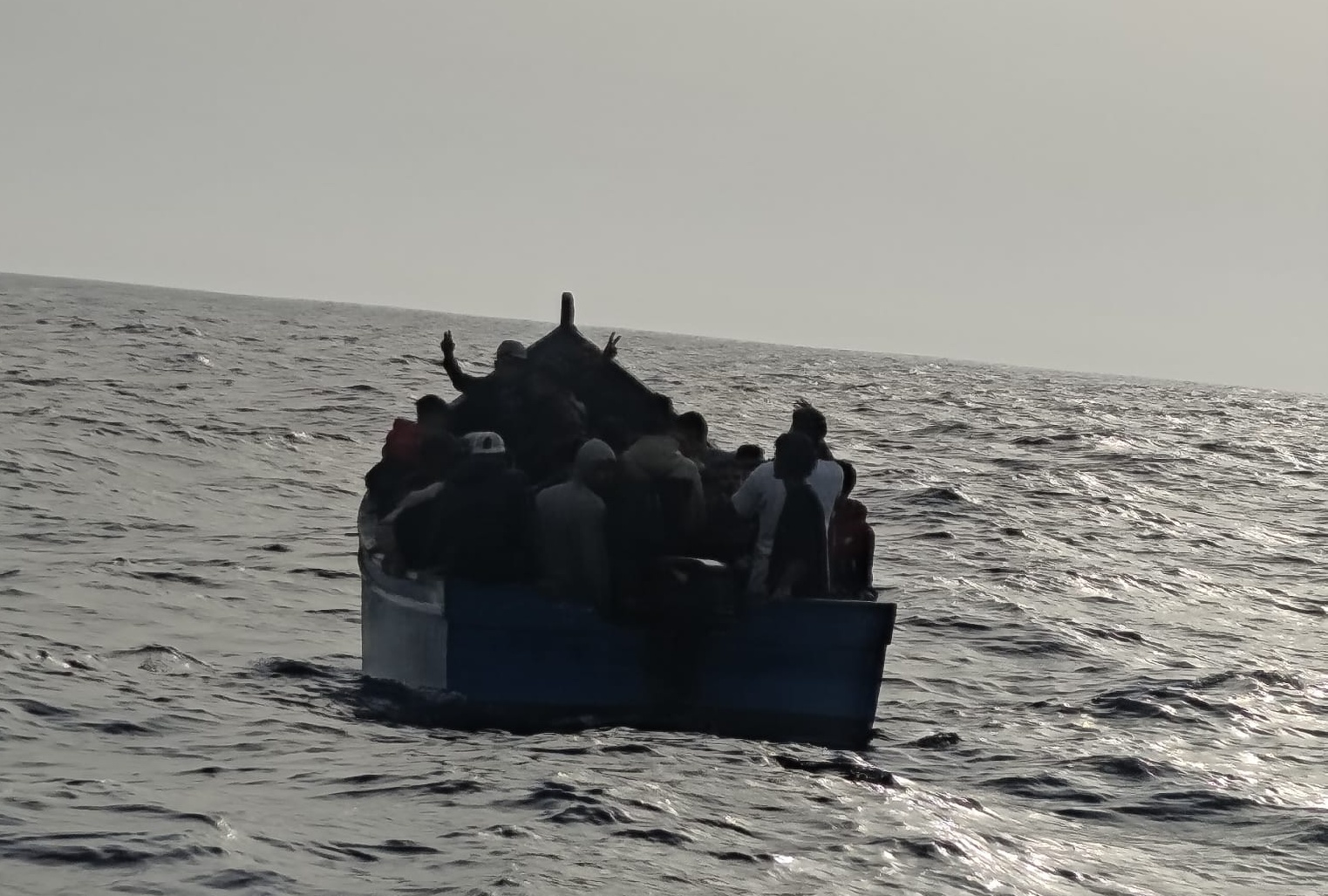 La embarcación fue avistada por un pesquero y se dirige hacia la costa lanzaroteña La embarcación fue avistada por un pesquero y se dirige hacia la costa lanzaroteña