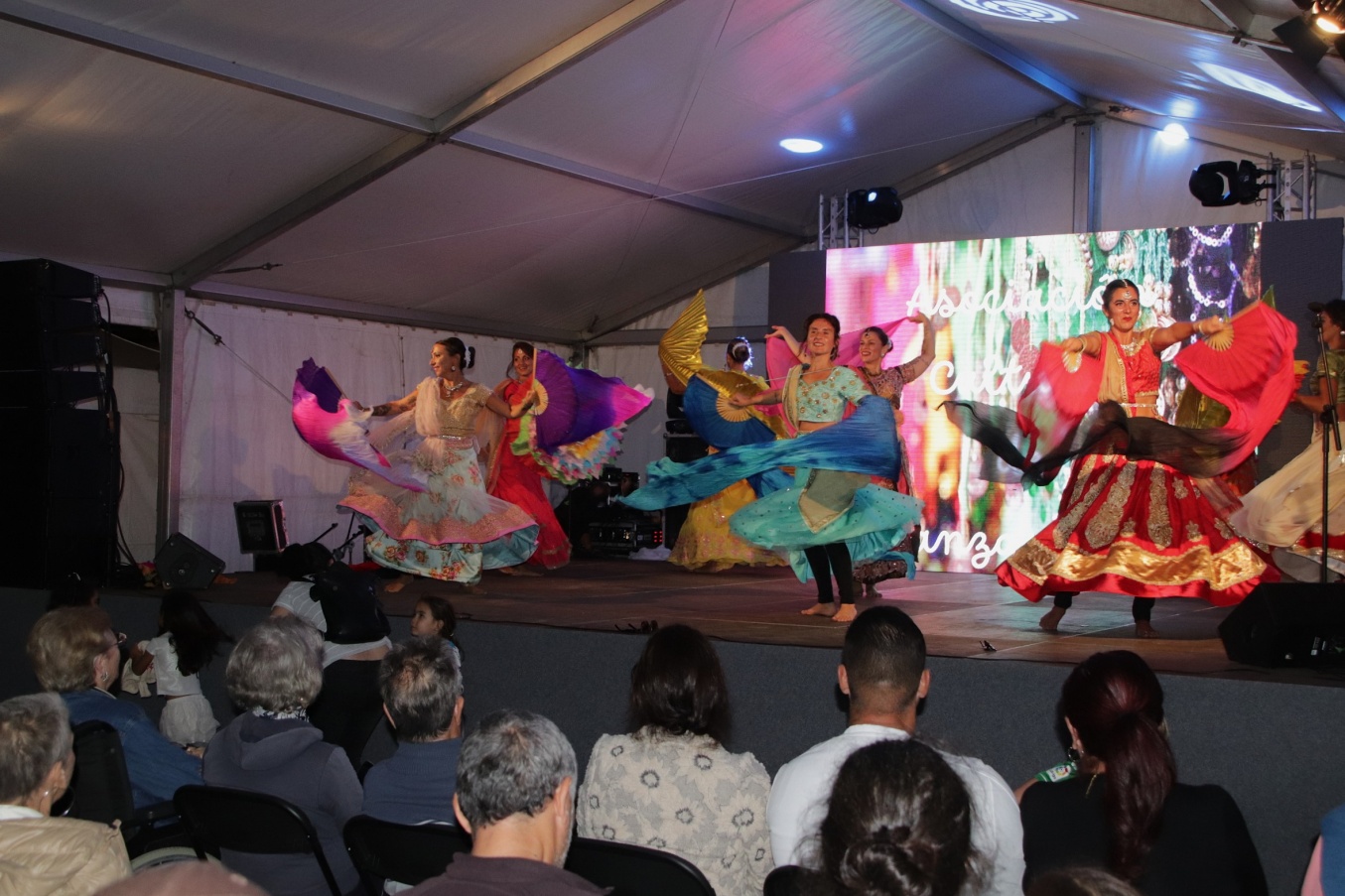Playa Blanca se convertirá este fin de semana en un pequeño escaparate de culturas de todo el planeta. El festival Ritmos del Mundo regresa del viernes 2 al domingo 4 de octubre con tres días de música, danza, espectáculos y gastronomía en la Plaza del Carmen. La cita, organizada por el Ayuntamiento de Yaiza, abrirá además el programa de actividades prev Playa Blanca se convertirá este fin de semana en un pequeño escaparate de culturas de todo el planeta. El festival Ritmos del Mundo regresa del viernes 2 al domingo 4 de octubre con tres días de música, danza, espectáculos y gastronomía en la Plaza del Carmen. La cita, organizada por el Ayuntamiento de Yaiza, abrirá además el programa de actividades prev