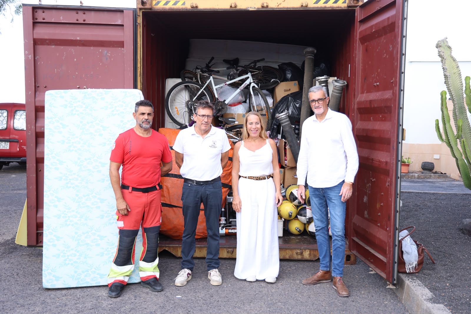 Lanzarote env&iacute;a a Gambia material de emergencias, bicicletas, pupitres y herramientas para crear empleo