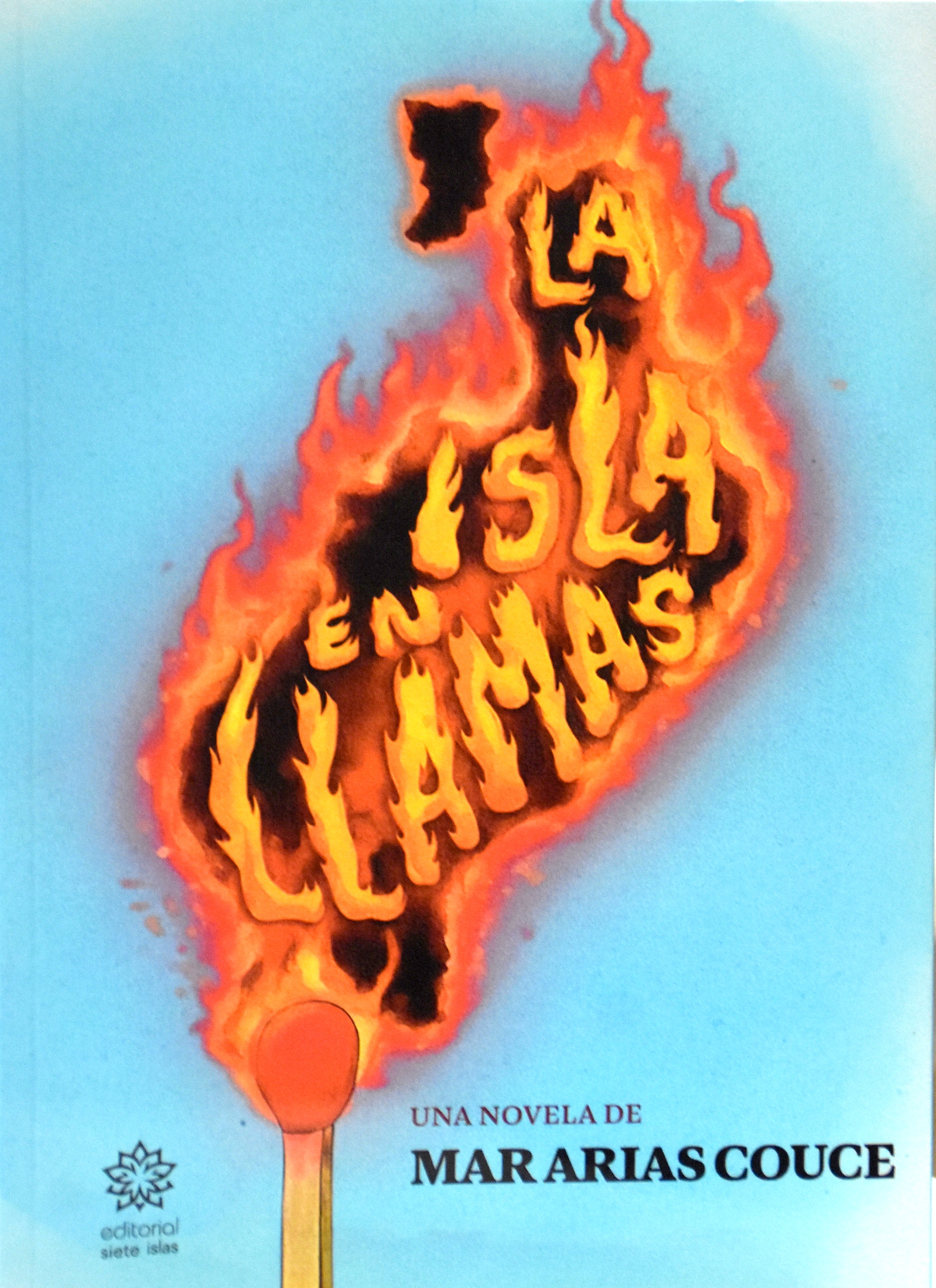 La primera novela de Mar Arias Couce mezcla thriller, conflictos sociales y una investigación criminal en una isla en llamas La primera novela de Mar Arias Couce mezcla thriller, conflictos sociales y una investigación criminal en una isla en llamas