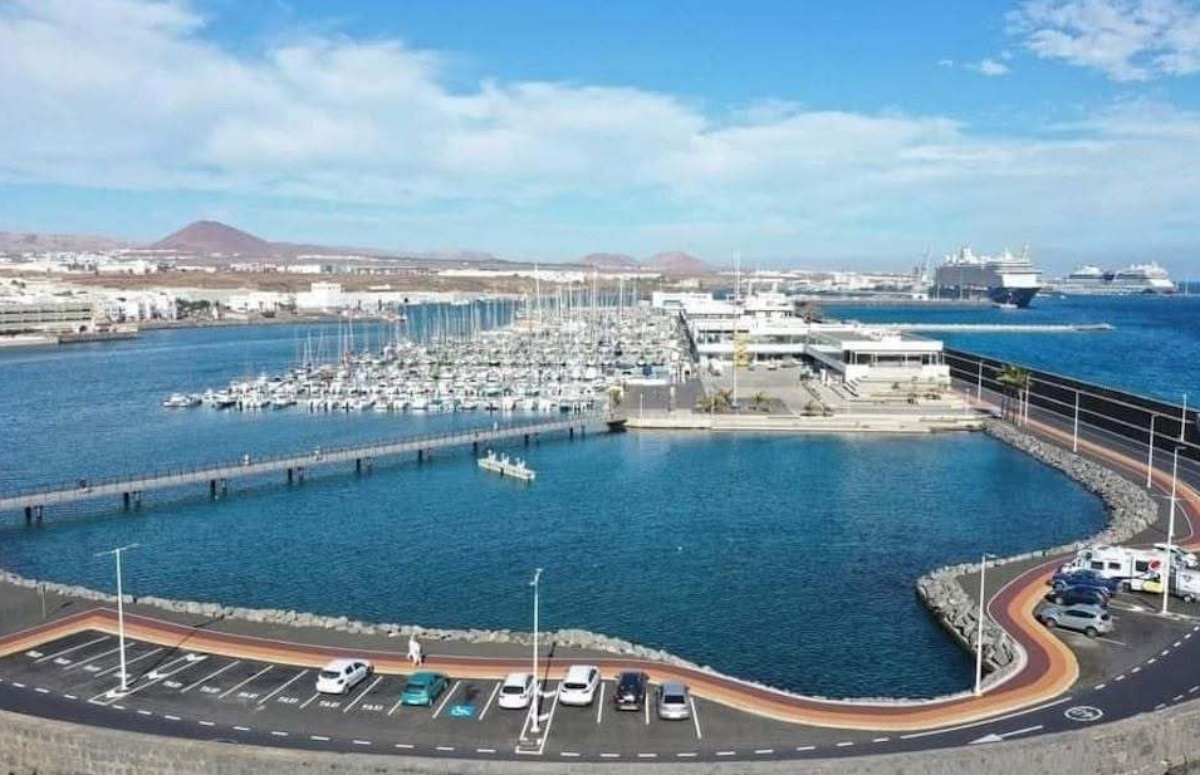 El lujoso Crystal Serenity y el británico Azura llegan desde Marruecos y dinamizarán el comercio y la hostelería local El lujoso Crystal Serenity y el británico Azura llegan desde Marruecos y dinamizarán el comercio y la hostelería local