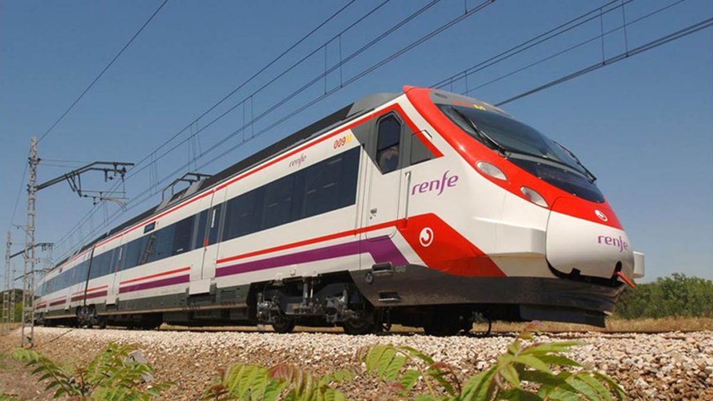 Dos vagones de un tren Iryo han descarrilado y caído por un terraplén tras el impacto de un AVE de Renfe
