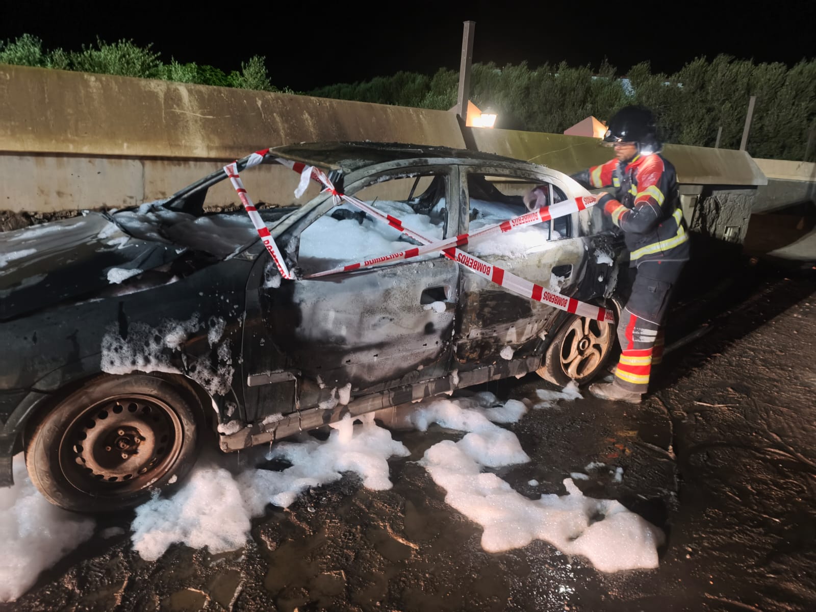 Los bomberos sofocaron las llamas con agua y espuma y descartaron cualquier riesgo de reignición Los bomberos sofocaron las llamas con agua y espuma y descartaron cualquier riesgo de reignición