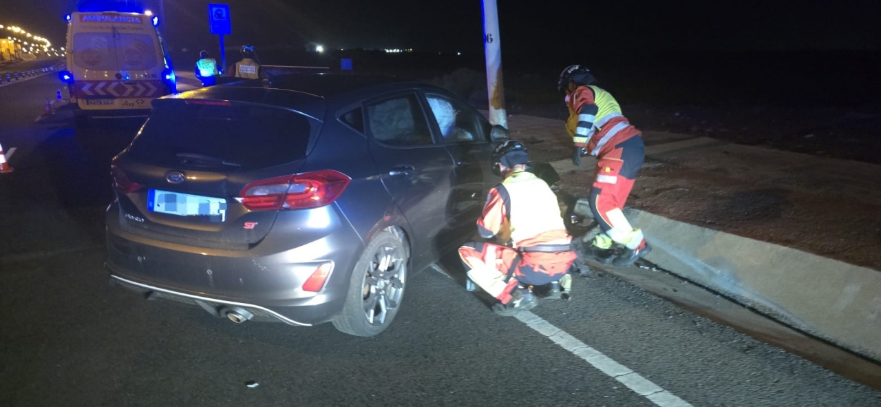 Trasladada al hospital tras chocar contra una farola