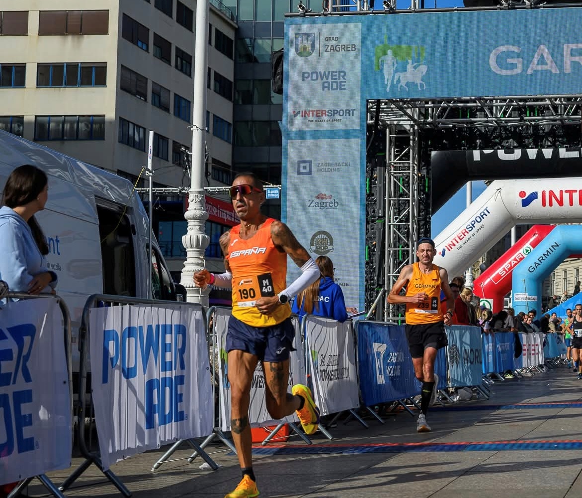 El atleta logró el oro por equipos en categoría M40 y terminó noveno a nivel individual El atleta logró el oro por equipos en categoría M40 y terminó noveno a nivel individual