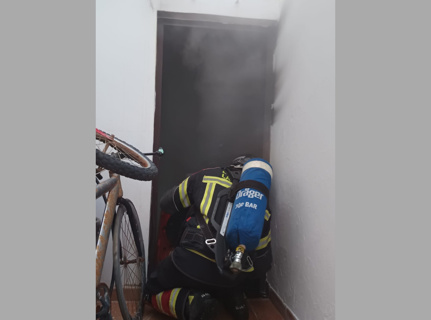 El fuego se originó en un cuarto destinado a la lavadora y provocó una acumulación de humo en el inmueble