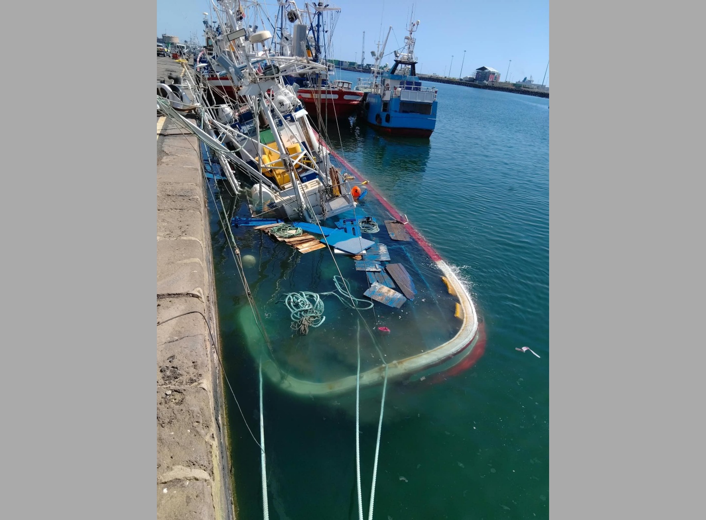 Sin riesgo para la bah&iacute;a de Arrecife tras el hundimiento del pesquero en Naos