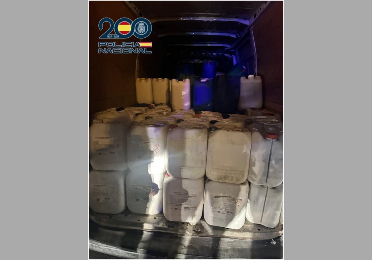 La Policía Nacional interceptó una furgoneta con 165 garrafas de combustible cuyo conductor no pudo justificar su procedencia La Policía Nacional interceptó una furgoneta con 165 garrafas de combustible cuyo conductor no pudo justificar su procedencia