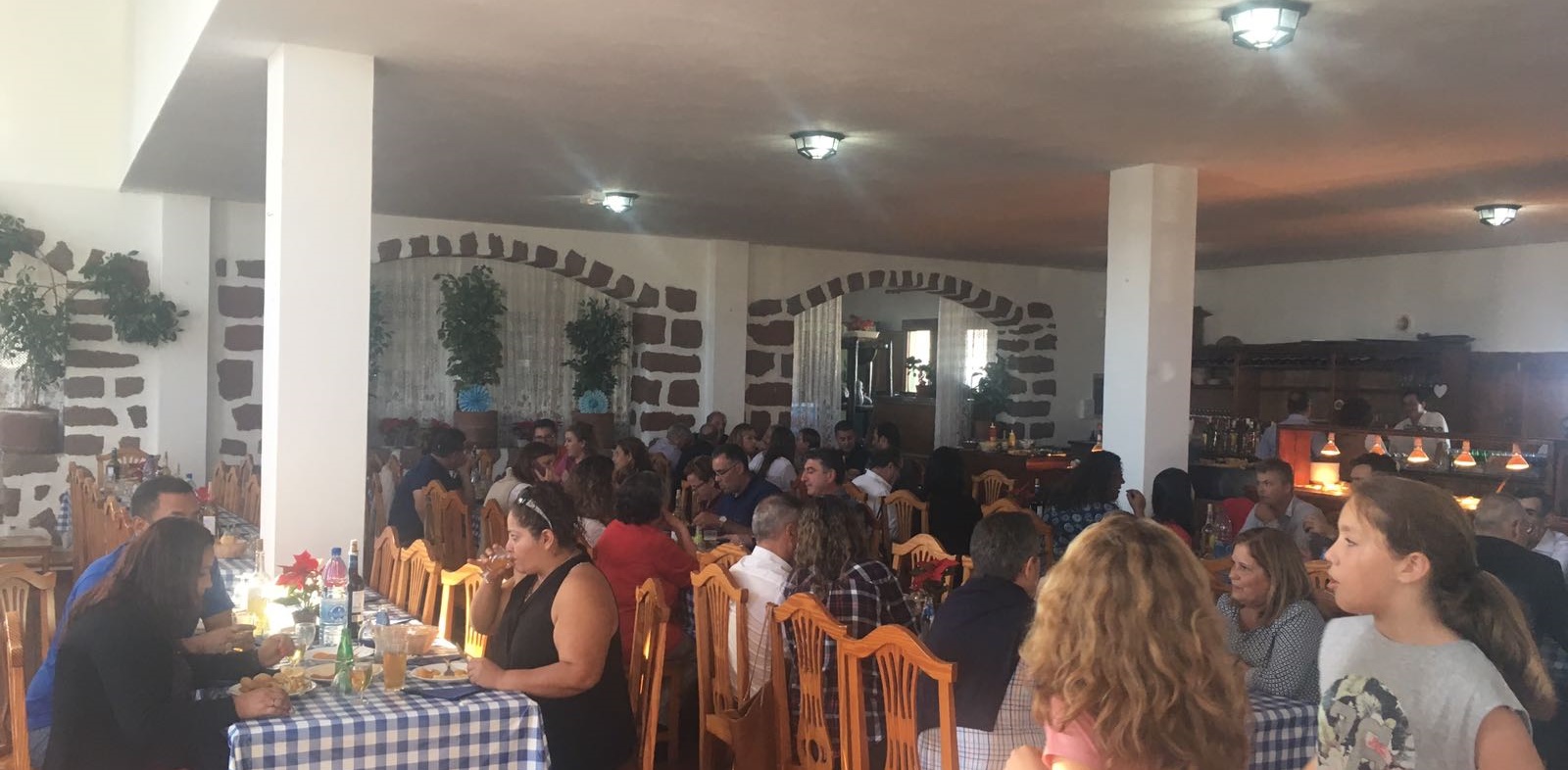 Afiliados y simpatizantes al PP durante la comida en Mancha Blanca