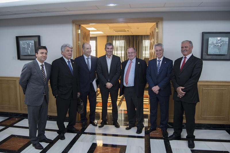 Los presidentes de las distintas cámaras canarias, con Fernando Clavijo