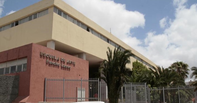 Fachada de la Escuela de Arte Pancho Lasso.