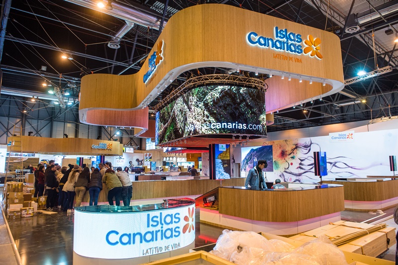 Montaje del stand que representa a las islas en FITUR