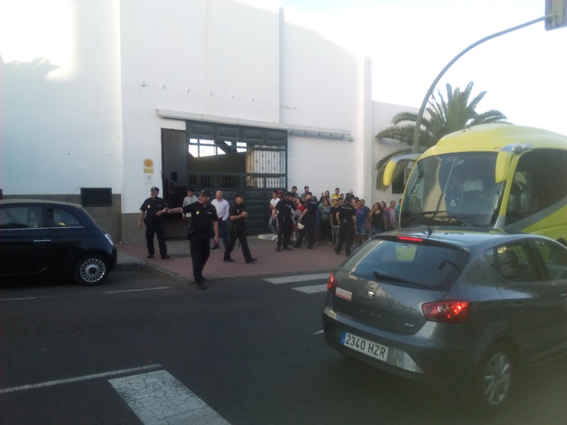 El equipo visitante tuvo que ser escoltado por agentes de seguridad