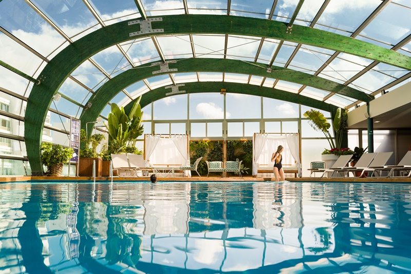 El hotel puede presumir de piscina y de instalaciones de lujo.