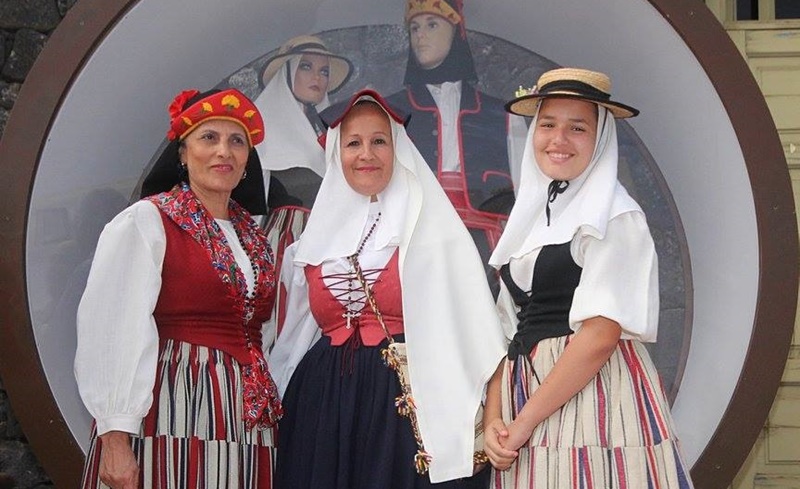 La muestra expone piezas tracionales de la vestimenta canaria