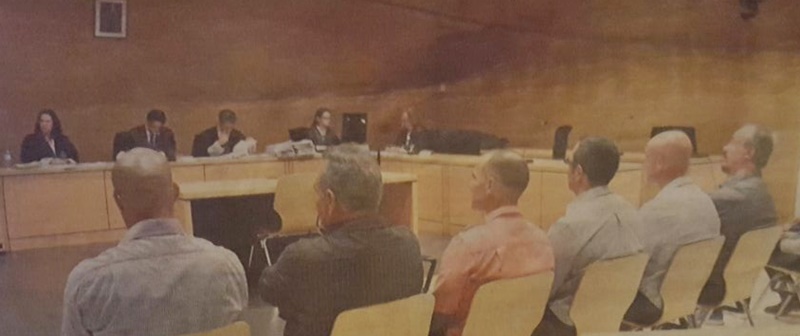 Imagen publicada en Canarias 7 de los seis agentes acusados durante la vista oral