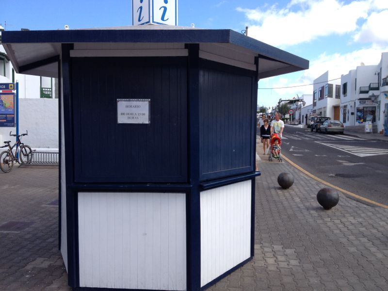 La Oficina de Información Turística de Playa Blanca, este viernes, cerrada.