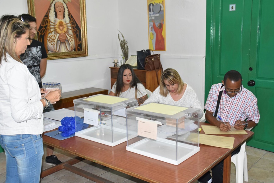 Los colegios electorales reciben ya a los primeros en acudir a las urnas