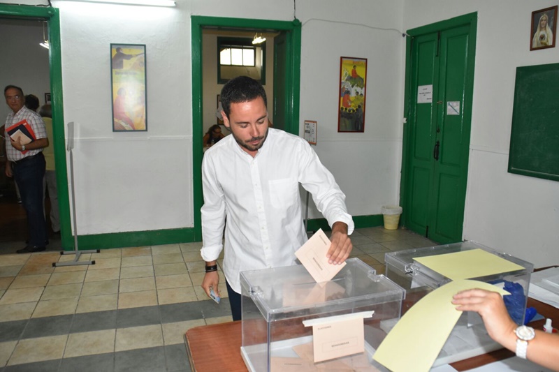 El popular Joel Delgado depositó su voto en la biblioteca de la capital