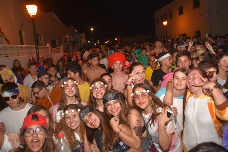 Jóvenes disfrutando del carnaval tinajero