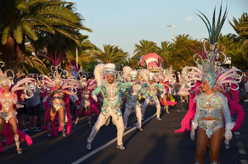 Agrupaciones y comparsas llenaron de color el recorrido