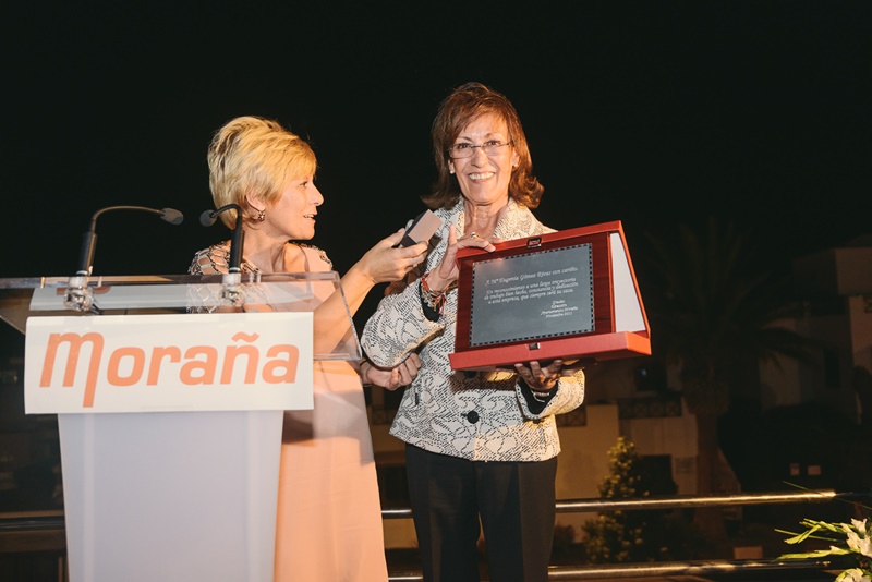 María Jesús Álvarez entregando una placa a la homenajeada María Eugenia Gómez.