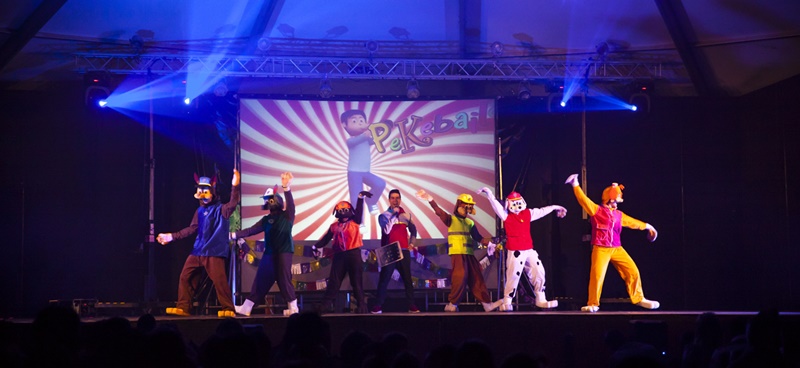 Momento del espectáculo en la carpa municipal