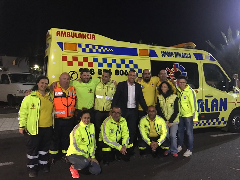 Efectivos sanitarios junto al alcalde de Teguise