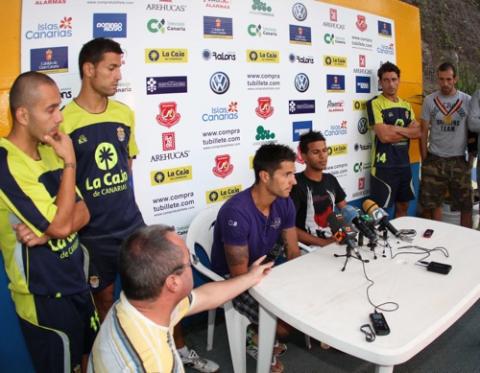 Viera y Vitolo, pidiendo disculpas el pasado lunes, flanqueados por los cuatro capitanes del equipo.